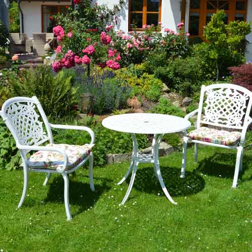 Gartenmöbel AngebotMediterrane Gartenmöbel aus Metall im französischen Landhaus- Stil . Romantische Gartenmöbel in weiß eine Gartenmöbel Idee für den Garten. Landhaus Gartenmöbel